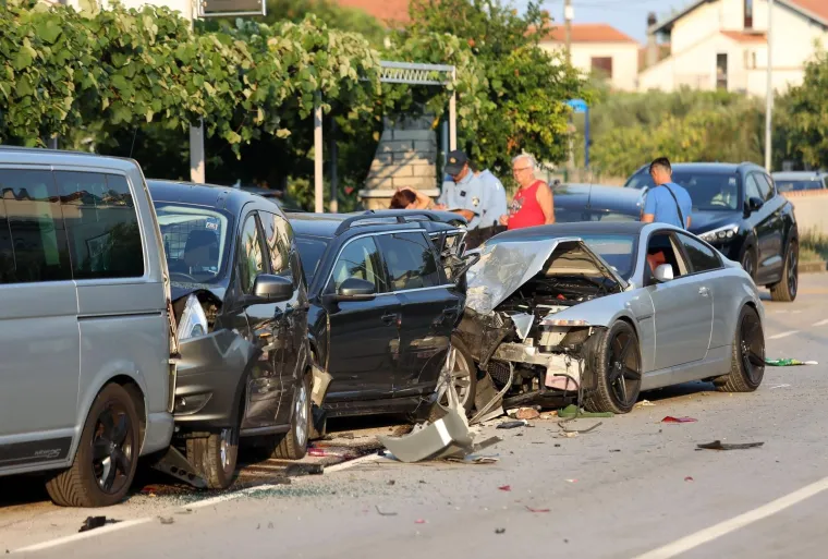 Opasno jutro na vodičkim cestama: BMW-om se zabio u parkirana vozila i sve ih uni&scaron;tio