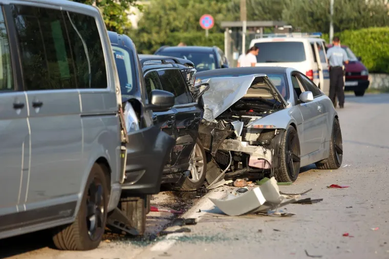 Opasno jutro na vodičkim cestama: BMW-om se zabio u parkirana vozila i sve ih uni&scaron;tio