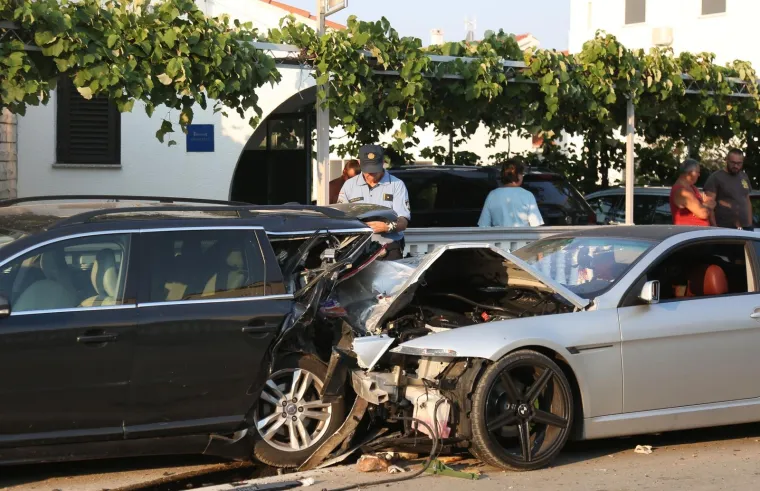 Opasno jutro na vodičkim cestama: BMW-om se zabio u parkirana vozila i sve ih uni&scaron;tio
