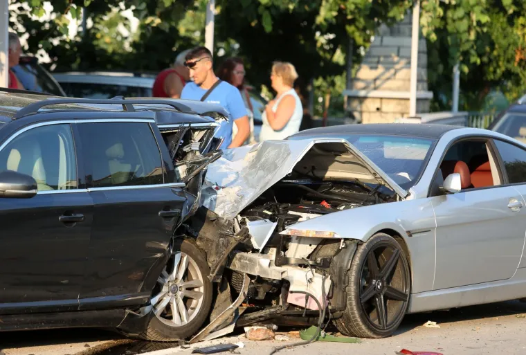 Opasno jutro na vodičkim cestama: BMW-om se zabio u parkirana vozila i sve ih uni&scaron;tio