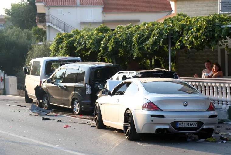 Opasno jutro na vodičkim cestama: BMW-om se zabio u parkirana vozila i sve ih uni&scaron;tio