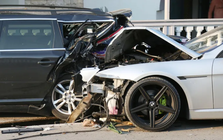 Opasno jutro na vodičkim cestama: BMW-om se zabio u parkirana vozila i sve ih uni&scaron;tio