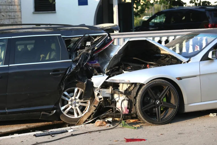 Opasno jutro na vodičkim cestama: BMW-om se zabio u parkirana vozila i sve ih uni&scaron;tio