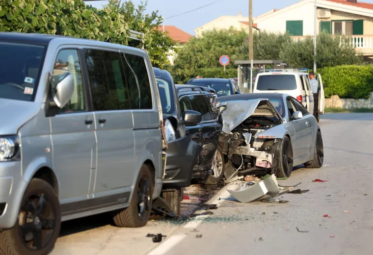 Opasno jutro na vodičkim cestama: BMW-om se zabio u parkirana vozila i sve ih uni&scaron;tio