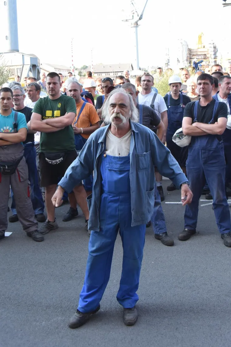 RADNICI ULJANIK GRUPE U OPĆEM &Scaron;TRAJKU: Blokirali promet u Puli, ne odustaju dok Uprava ne ispuni uvjete