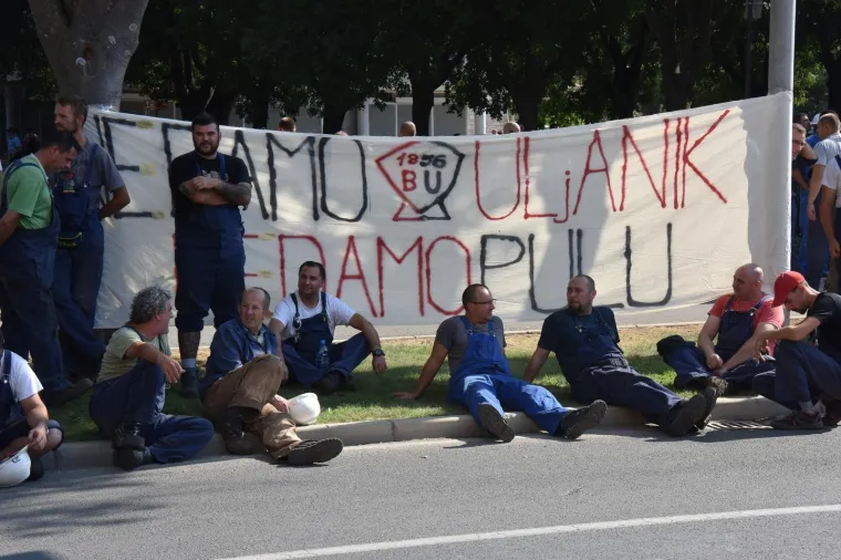 RADNICI ULJANIK GRUPE U OPĆEM &Scaron;TRAJKU: Blokirali promet u Puli, ne odustaju dok Uprava ne ispuni uvjete