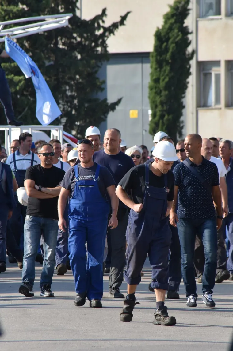 RADNICI ULJANIK GRUPE U OPĆEM &Scaron;TRAJKU: Blokirali promet u Puli, ne odustaju dok Uprava ne ispuni uvjete