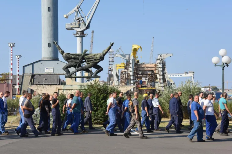 RADNICI ULJANIK GRUPE U OPĆEM &Scaron;TRAJKU: Blokirali promet u Puli, ne odustaju dok Uprava ne ispuni uvjete