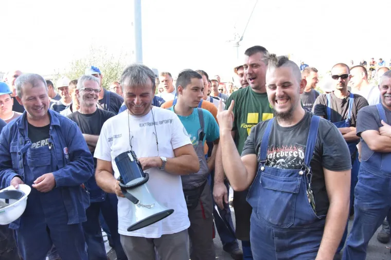 RADNICI ULJANIK GRUPE U OPĆEM &Scaron;TRAJKU: Blokirali promet u Puli, ne odustaju dok Uprava ne ispuni uvjete