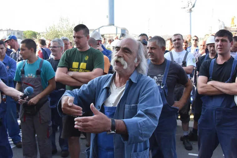 RADNICI ULJANIK GRUPE U OPĆEM &Scaron;TRAJKU: Blokirali promet u Puli, ne odustaju dok Uprava ne ispuni uvjete