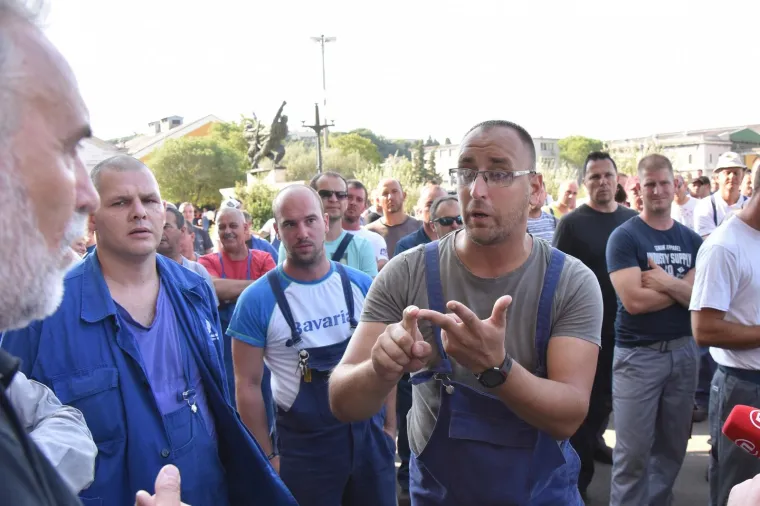 RADNICI ULJANIK GRUPE U OPĆEM &Scaron;TRAJKU: Blokirali promet u Puli, ne odustaju dok Uprava ne ispuni uvjete