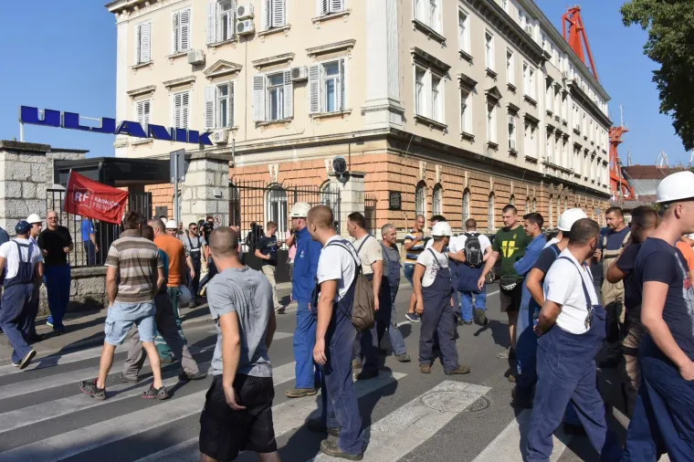 RADNICI ULJANIK GRUPE U OPĆEM &Scaron;TRAJKU: Blokirali promet u Puli, ne odustaju dok Uprava ne ispuni uvjete