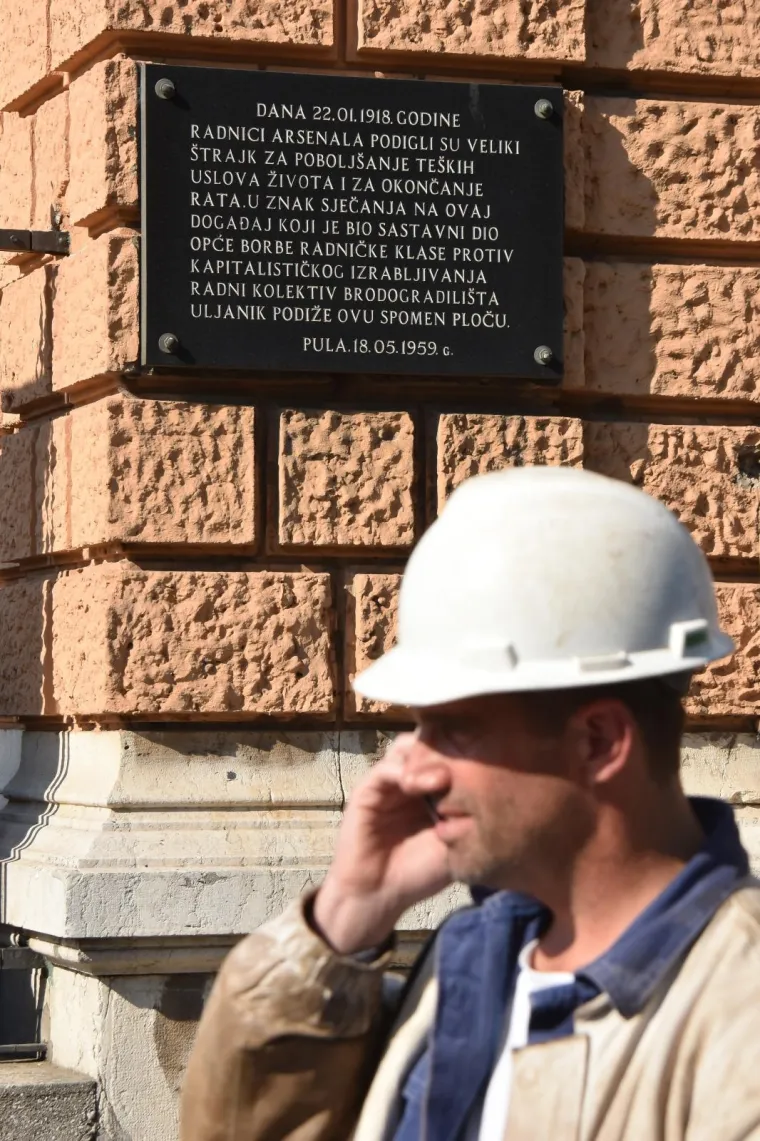 RADNICI ULJANIK GRUPE U OPĆEM &Scaron;TRAJKU: Blokirali promet u Puli, ne odustaju dok Uprava ne ispuni uvjete