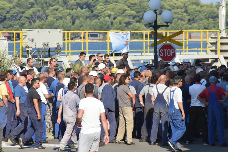 RADNICI ULJANIK GRUPE U OPĆEM &Scaron;TRAJKU: Blokirali promet u Puli, ne odustaju dok Uprava ne ispuni uvjete