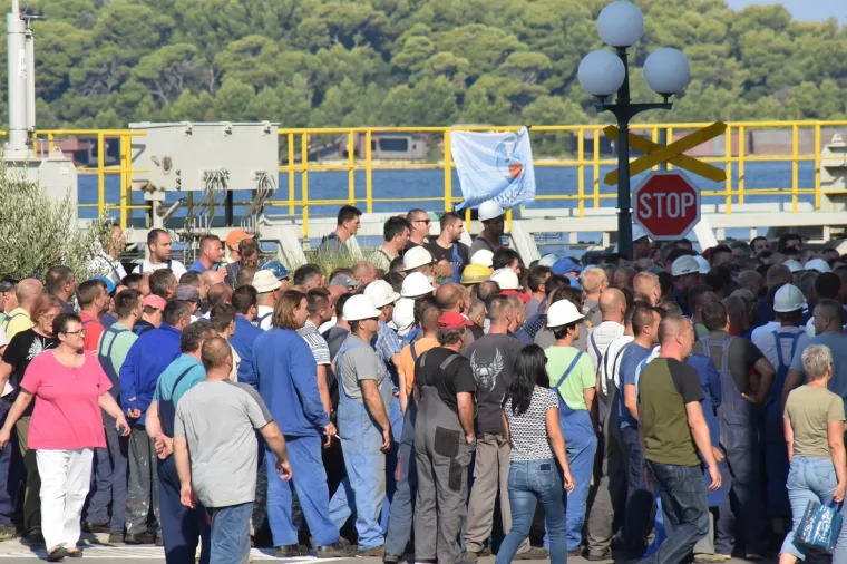 RADNICI ULJANIK GRUPE U OPĆEM &Scaron;TRAJKU: Blokirali promet u Puli, ne odustaju dok Uprava ne ispuni uvjete