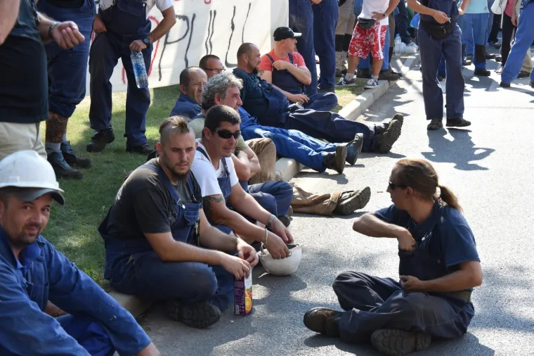 RADNICI ULJANIK GRUPE U OPĆEM &Scaron;TRAJKU: Blokirali promet u Puli, ne odustaju dok Uprava ne ispuni uvjete