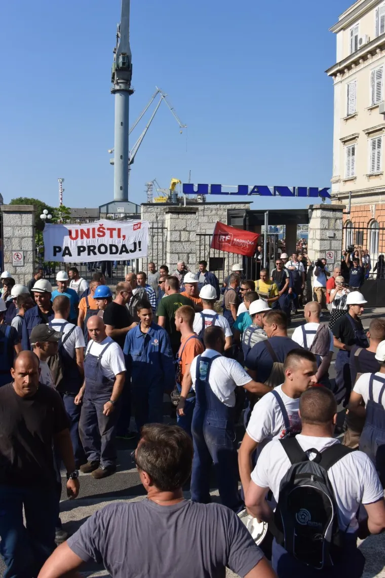 RADNICI ULJANIK GRUPE U OPĆEM &Scaron;TRAJKU: Blokirali promet u Puli, ne odustaju dok Uprava ne ispuni uvjete