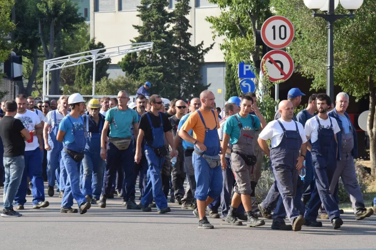 RADNICI ULJANIK GRUPE U OPĆEM &Scaron;TRAJKU: Blokirali promet u Puli, ne odustaju dok Uprava ne ispuni uvjete