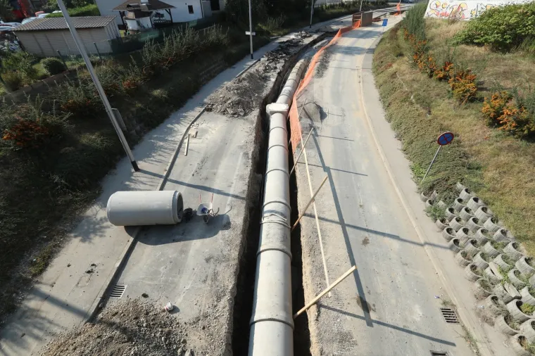 Radovi u Zagrebu: Postavljanje odvodnih cijevi za odvod oborinskih voda u &Scaron;korpikovoj