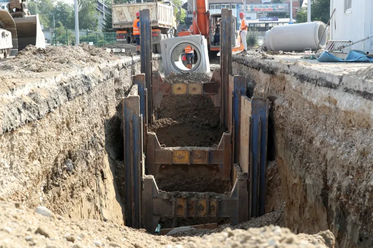 Radovi u Zagrebu: Postavljanje odvodnih cijevi za odvod oborinskih voda u &Scaron;korpikovoj