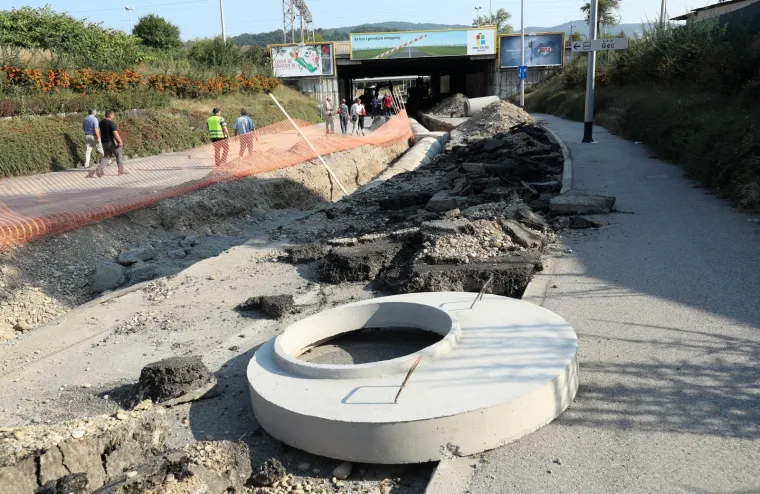 Radovi u Zagrebu: Postavljanje odvodnih cijevi za odvod oborinskih voda u &Scaron;korpikovoj