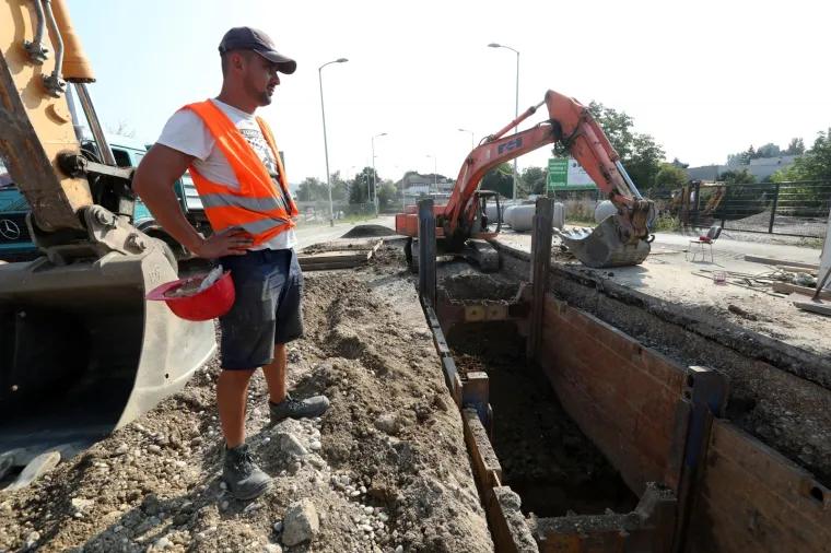 Radovi u Zagrebu: Postavljanje odvodnih cijevi za odvod oborinskih voda u &Scaron;korpikovoj