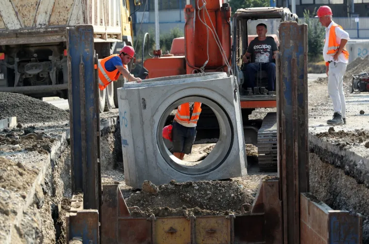 Radovi u Zagrebu: Postavljanje odvodnih cijevi za odvod oborinskih voda u &Scaron;korpikovoj
