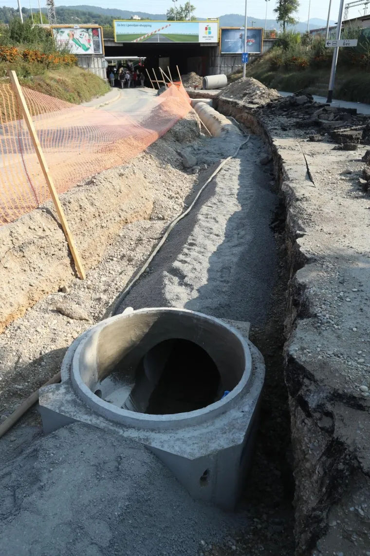 Radovi u Zagrebu: Postavljanje odvodnih cijevi za odvod oborinskih voda u &Scaron;korpikovoj