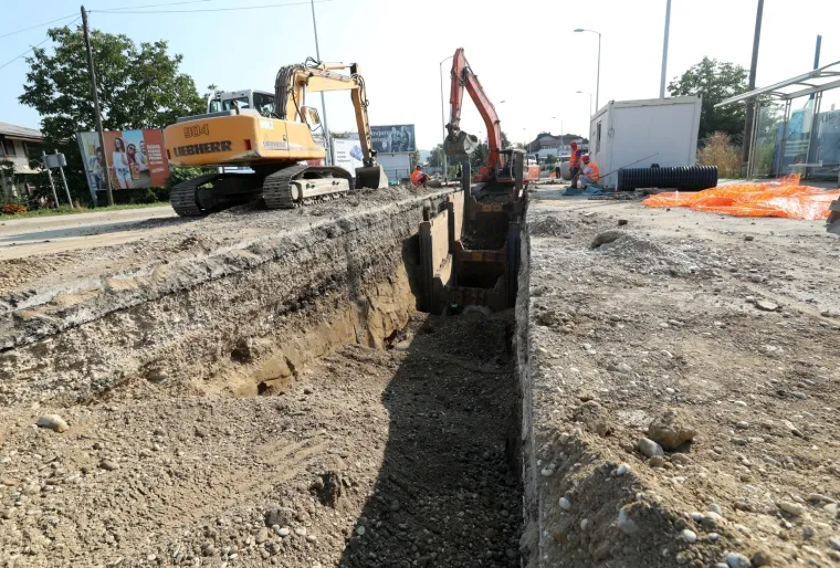 Radovi u Zagrebu: Postavljanje odvodnih cijevi za odvod oborinskih voda u &Scaron;korpikovoj