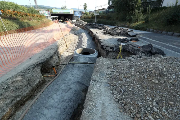 Radovi u Zagrebu: Postavljanje odvodnih cijevi za odvod oborinskih voda u &Scaron;korpikovoj
