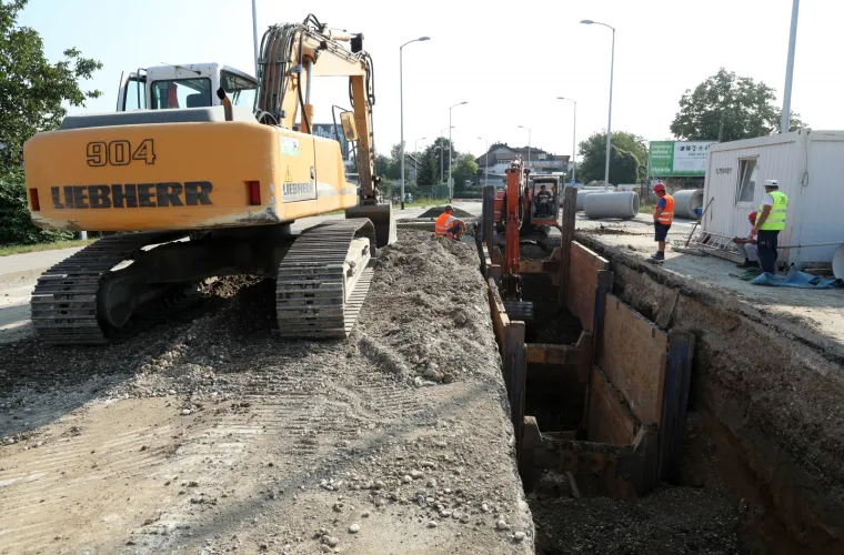 Radovi u Zagrebu: Postavljanje odvodnih cijevi za odvod oborinskih voda u &Scaron;korpikovoj