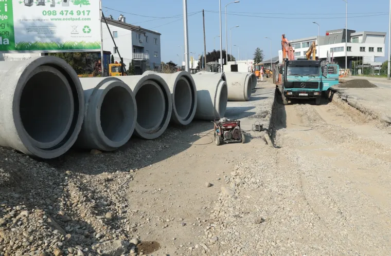 Radovi u Zagrebu: Postavljanje odvodnih cijevi za odvod oborinskih voda u &Scaron;korpikovoj