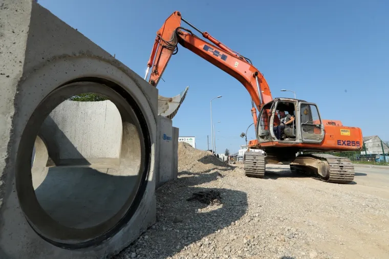 Radovi u Zagrebu: Postavljanje odvodnih cijevi za odvod oborinskih voda u &Scaron;korpikovoj