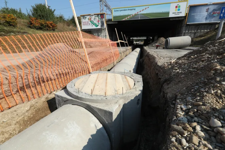 Radovi u Zagrebu: Postavljanje odvodnih cijevi za odvod oborinskih voda u &Scaron;korpikovoj