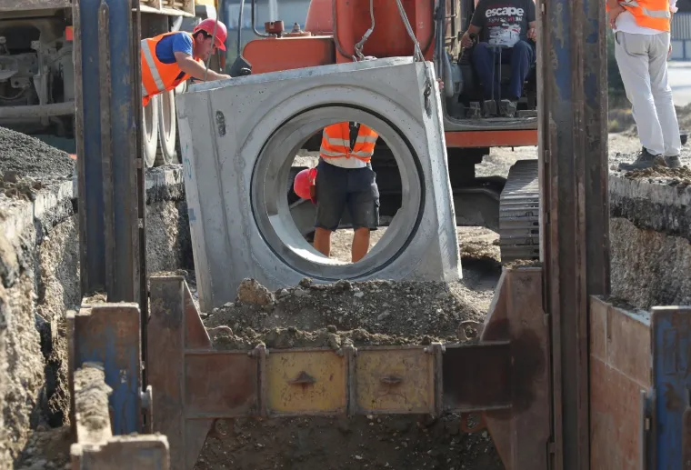 Radovi u Zagrebu: Postavljanje odvodnih cijevi za odvod oborinskih voda u &Scaron;korpikovoj