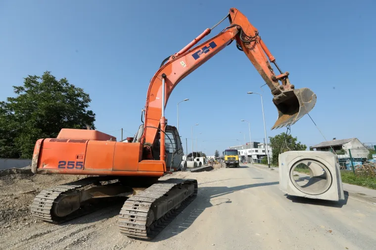 Radovi u Zagrebu: Postavljanje odvodnih cijevi za odvod oborinskih voda u &Scaron;korpikovoj