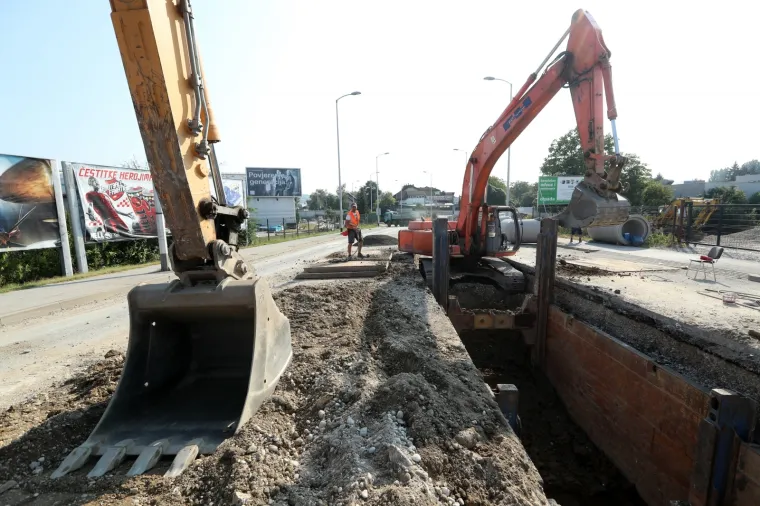 Radovi u Zagrebu: Postavljanje odvodnih cijevi za odvod oborinskih voda u &Scaron;korpikovoj