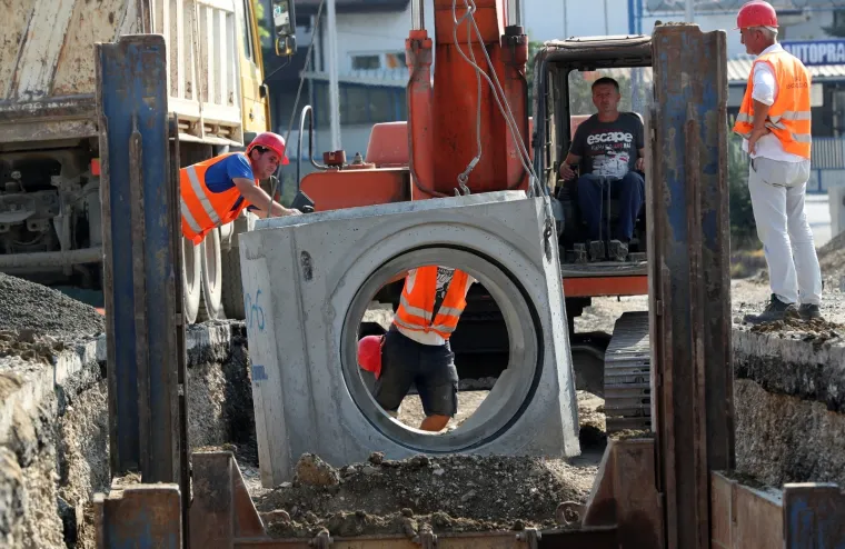Radovi u Zagrebu: Postavljanje odvodnih cijevi za odvod oborinskih voda u &Scaron;korpikovoj