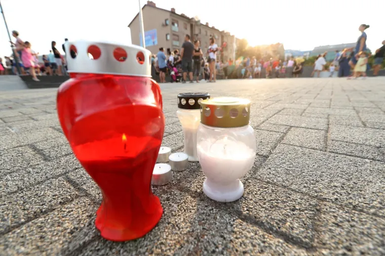 Nekoliko stotina građana okupilo se na Trgu Ivana Pavla II mirno prosvjedujući zbog tragične smrti njihovog sugrađanina Mattea Ruzića koji je prije nekoliko dana preminuo cekajući dolazak kola hitne pomoći.