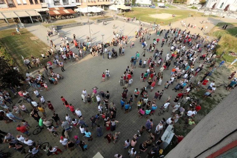 Nekoliko stotina građana okupilo se na Trgu Ivana Pavla II mirno prosvjedujući zbog tragične smrti njihovog sugrađanina Mattea Ruzića koji je prije nekoliko dana preminuo cekajući dolazak kola hitne pomoći.