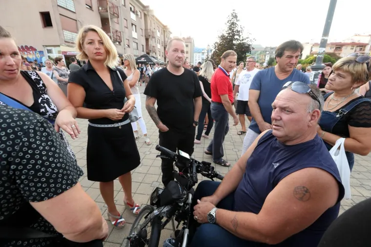 Nekoliko stotina građana okupilo se na Trgu Ivana Pavla II mirno prosvjedujući zbog tragične smrti njihovog sugrađanina Mattea Ruzića koji je prije nekoliko dana preminuo cekajući dolazak kola hitne pomoći.