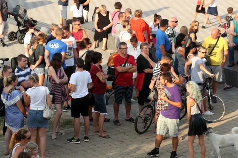 Nekoliko stotina građana okupilo se na Trgu Ivana Pavla II mirno prosvjedujući zbog tragične smrti njihovog sugrađanina Mattea Ruzića koji je prije nekoliko dana preminuo cekajući dolazak kola hitne pomoći.