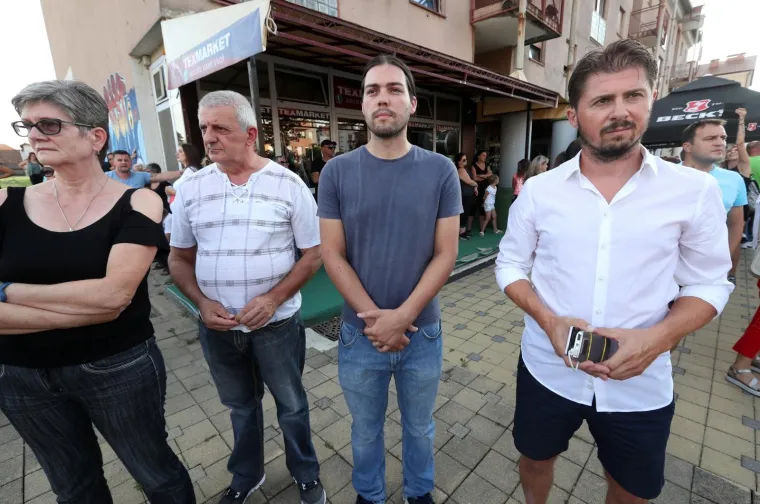 Nekoliko stotina građana okupilo se na Trgu Ivana Pavla II mirno prosvjedujući zbog tragične smrti njihovog sugrađanina Mattea Ruzića koji je prije nekoliko dana preminuo cekajući dolazak kola hitne pomoći.