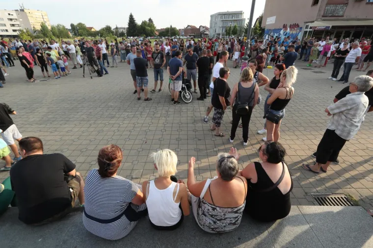 Nekoliko stotina građana okupilo se na Trgu Ivana Pavla II mirno prosvjedujući zbog tragične smrti njihovog sugrađanina Mattea Ruzića koji je prije nekoliko dana preminuo cekajući dolazak kola hitne pomoći.