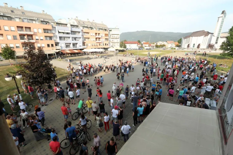 Nekoliko stotina građana okupilo se na Trgu Ivana Pavla II mirno prosvjedujući zbog tragične smrti njihovog sugrađanina Mattea Ruzića koji je prije nekoliko dana preminuo cekajući dolazak kola hitne pomoći.