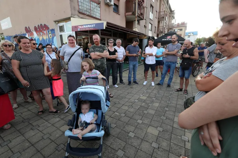 Nekoliko stotina građana okupilo se na Trgu Ivana Pavla II mirno prosvjedujući zbog tragične smrti njihovog sugrađanina Mattea Ruzića koji je prije nekoliko dana preminuo cekajući dolazak kola hitne pomoći.