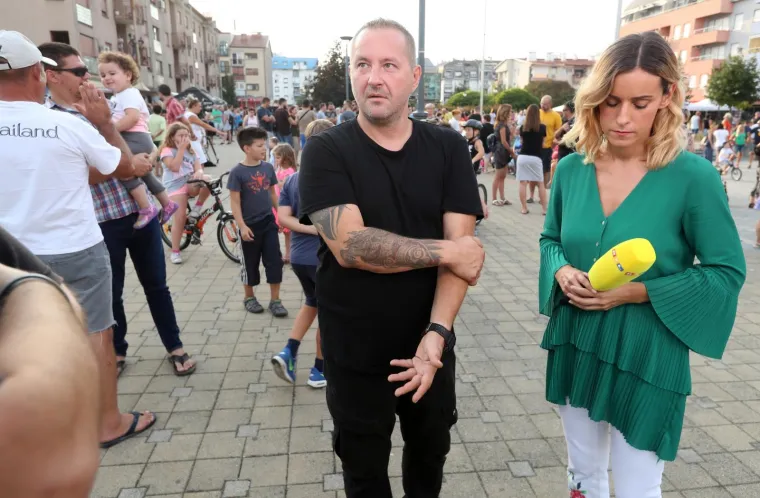 Nekoliko stotina građana okupilo se na Trgu Ivana Pavla II mirno prosvjedujući zbog tragične smrti njihovog sugrađanina Mattea Ruzića koji je prije nekoliko dana preminuo cekajući dolazak kola hitne pomoći.