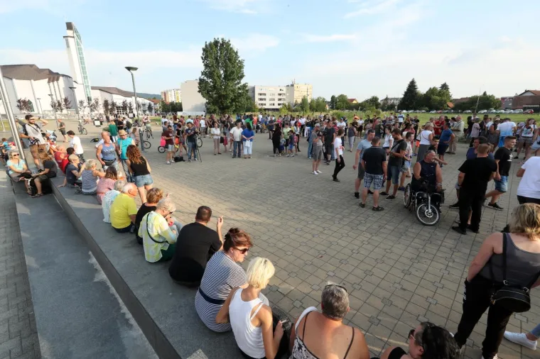 Nekoliko stotina građana okupilo se na Trgu Ivana Pavla II mirno prosvjedujući zbog tragične smrti njihovog sugrađanina Mattea Ruzića koji je prije nekoliko dana preminuo cekajući dolazak kola hitne pomoći.