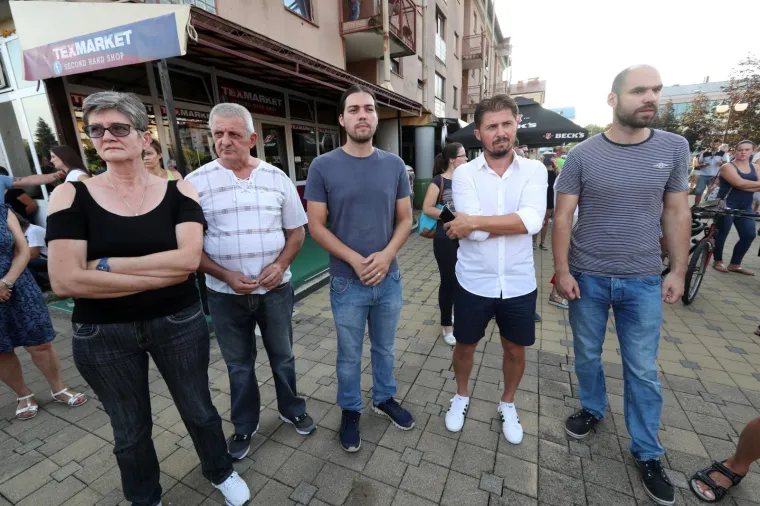 Nekoliko stotina građana okupilo se na Trgu Ivana Pavla II mirno prosvjedujući zbog tragične smrti njihovog sugrađanina Mattea Ruzića koji je prije nekoliko dana preminuo cekajući dolazak kola hitne pomoći.