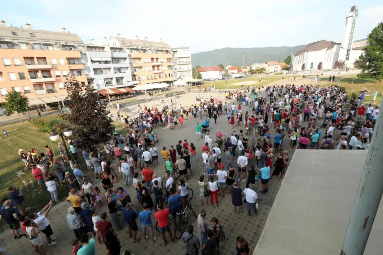 Nekoliko stotina građana okupilo se na Trgu Ivana Pavla II mirno prosvjedujući zbog tragične smrti njihovog sugrađanina Mattea Ruzića koji je prije nekoliko dana preminuo cekajući dolazak kola hitne pomoći.